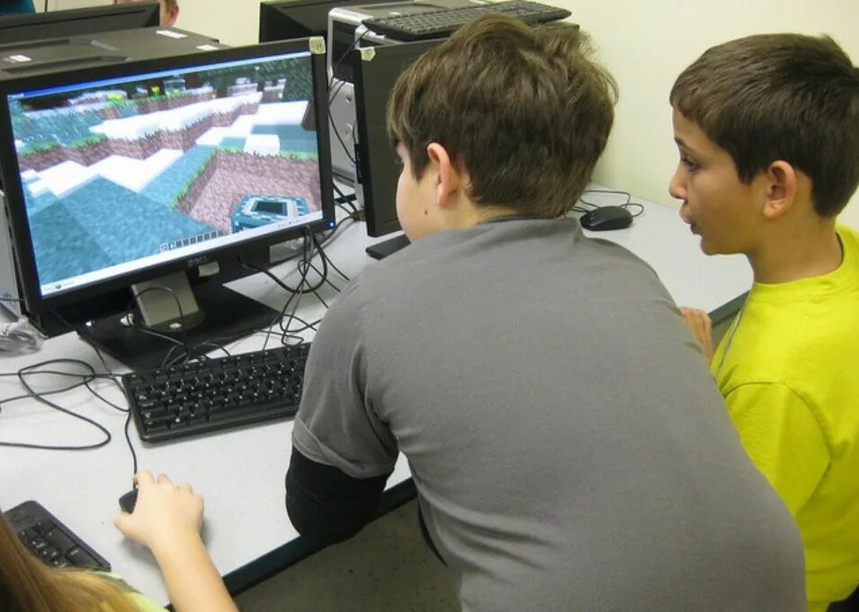 They play video games. Образовательные компьютерные игры. Компьютерные игры современных подростков. Самые умные компьютерные игры. Дети играющие в компьютерные игры.