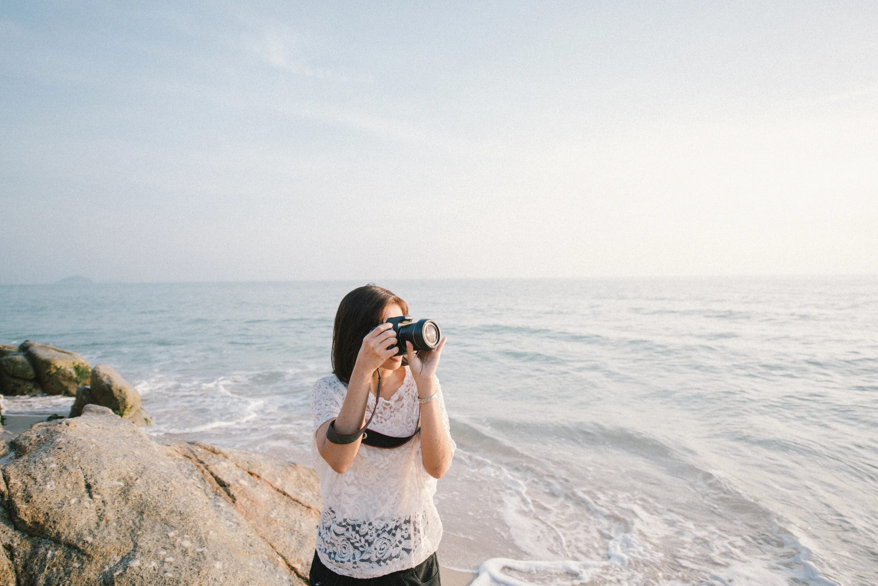Ждана фотограф. Девушка с фотоаппаратом. Девушка с фотоаппаратом на море. Фотограф фотографирует девушку на море. Фотосессия у моря фотограф.