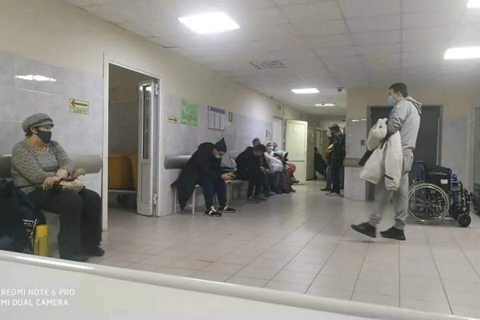 Приемный покой госпиталя. Очередь в больнице на ковид Екатеринбург. Пациенты в коридоре поликлиники. Коридор поликлиники с людьми. Коридор больницы с людьми в очереди.