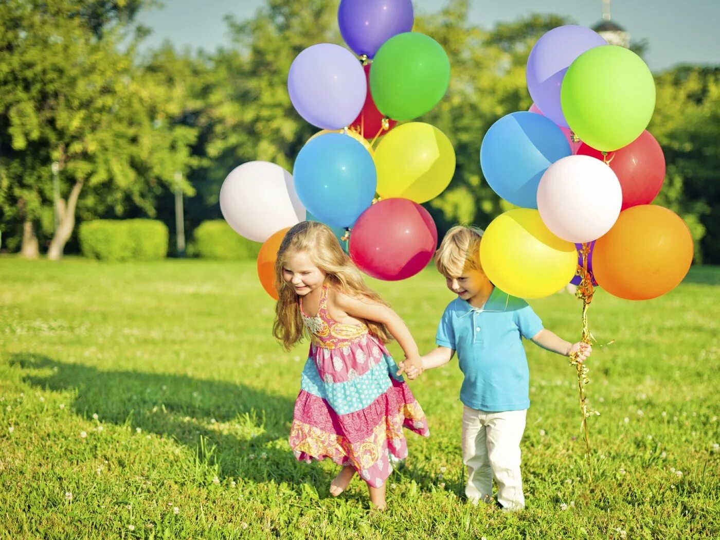 Детский сад праздник детства. Воздушные шары для детей. Дети с шарами. Дети с воздушными шариками. Дети радостные с шарами.