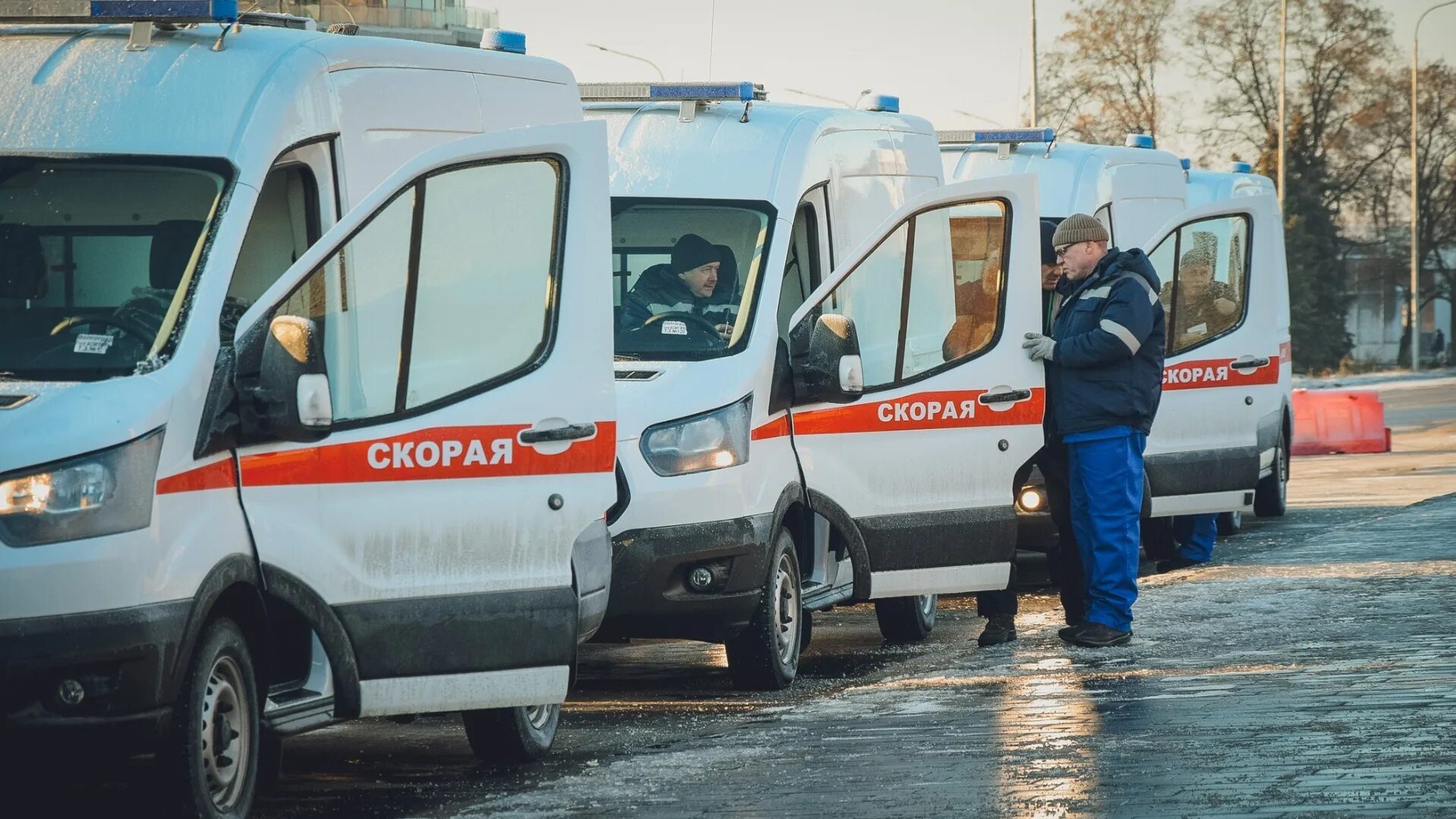 Выплата фельдшерам скорой помощи в 2024 году. Медики скорой помощи. Фельдшер скорой помощи. Скорая медицинская помощь. Скорая медицинская помощь станция скорой медицинской помощи.