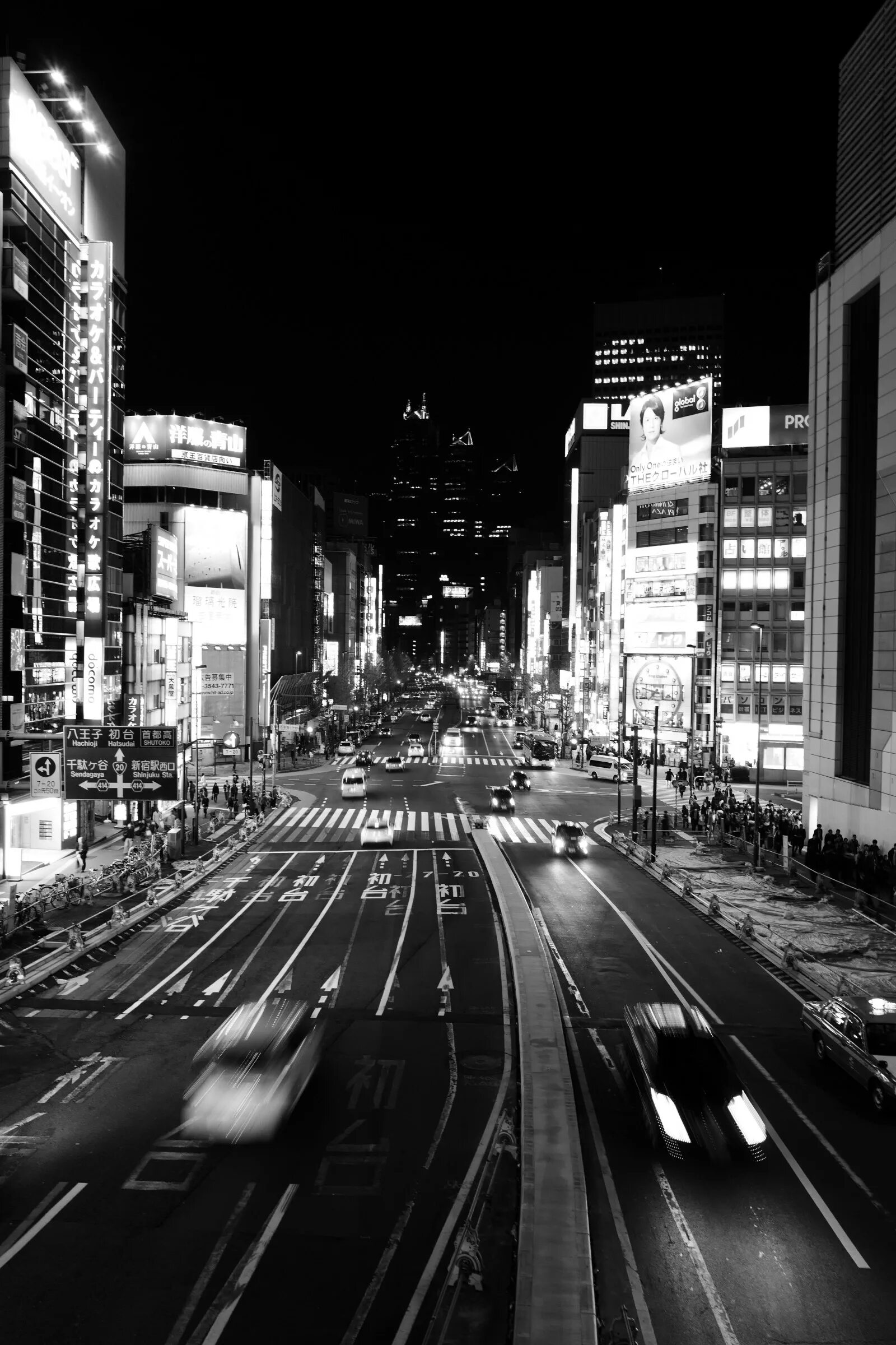 Tokyo black. Черно белый город. Черный город. Город черное белое. Ночной город черно.