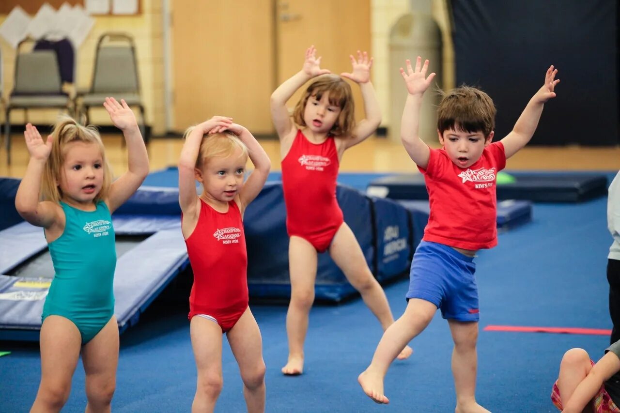 Child tube. Спортивные дети. Детская спортивная гимнастика. Спортивные занятия для детей. Дети на физкультуре.