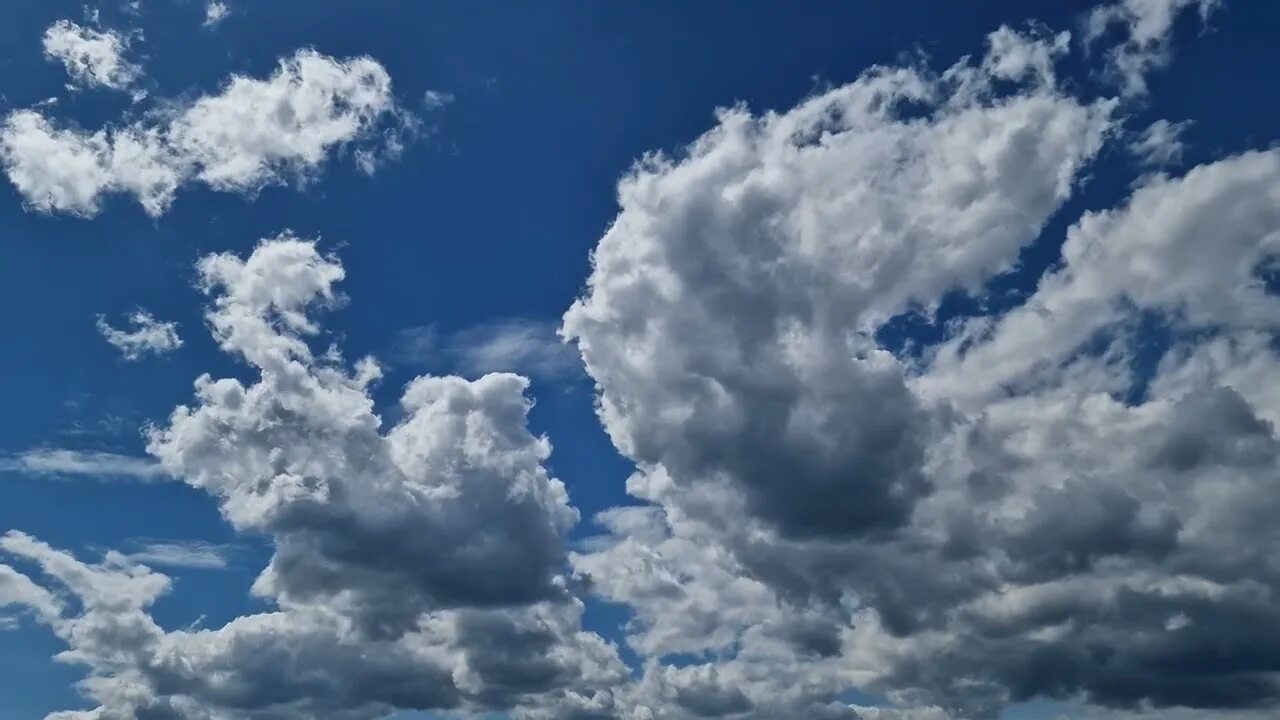 Плывущие облака видео. Голубое небо. Облака 4к. Облака футаж. Футаж небо с облаками.