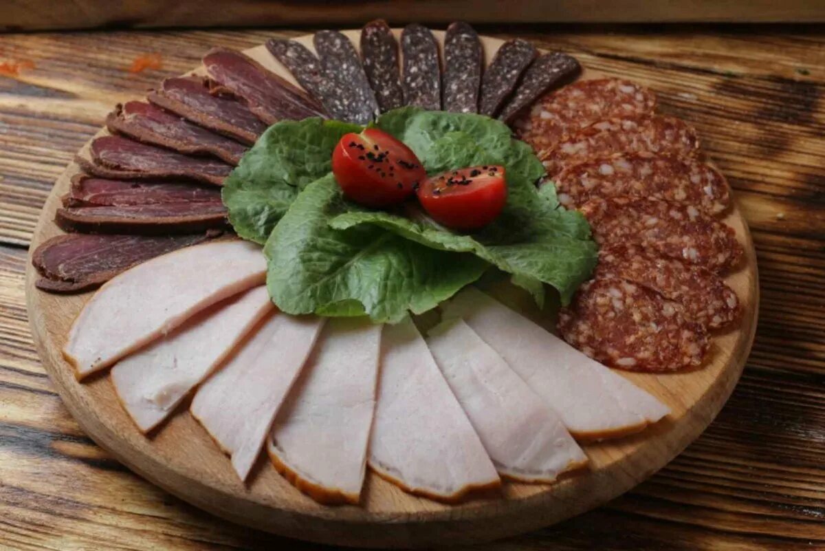 Мясная нарезка на человека