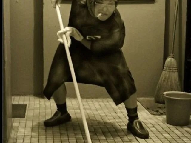 Бабушка мыла полы. Уборщица. уборщица смешная. тетка со шваброй. бабушка уборщица.