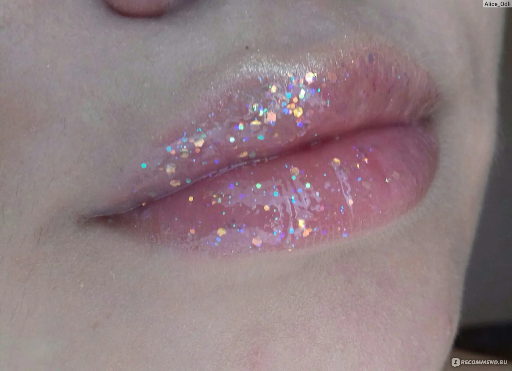 Яркий вечерний макияж губ с блестками