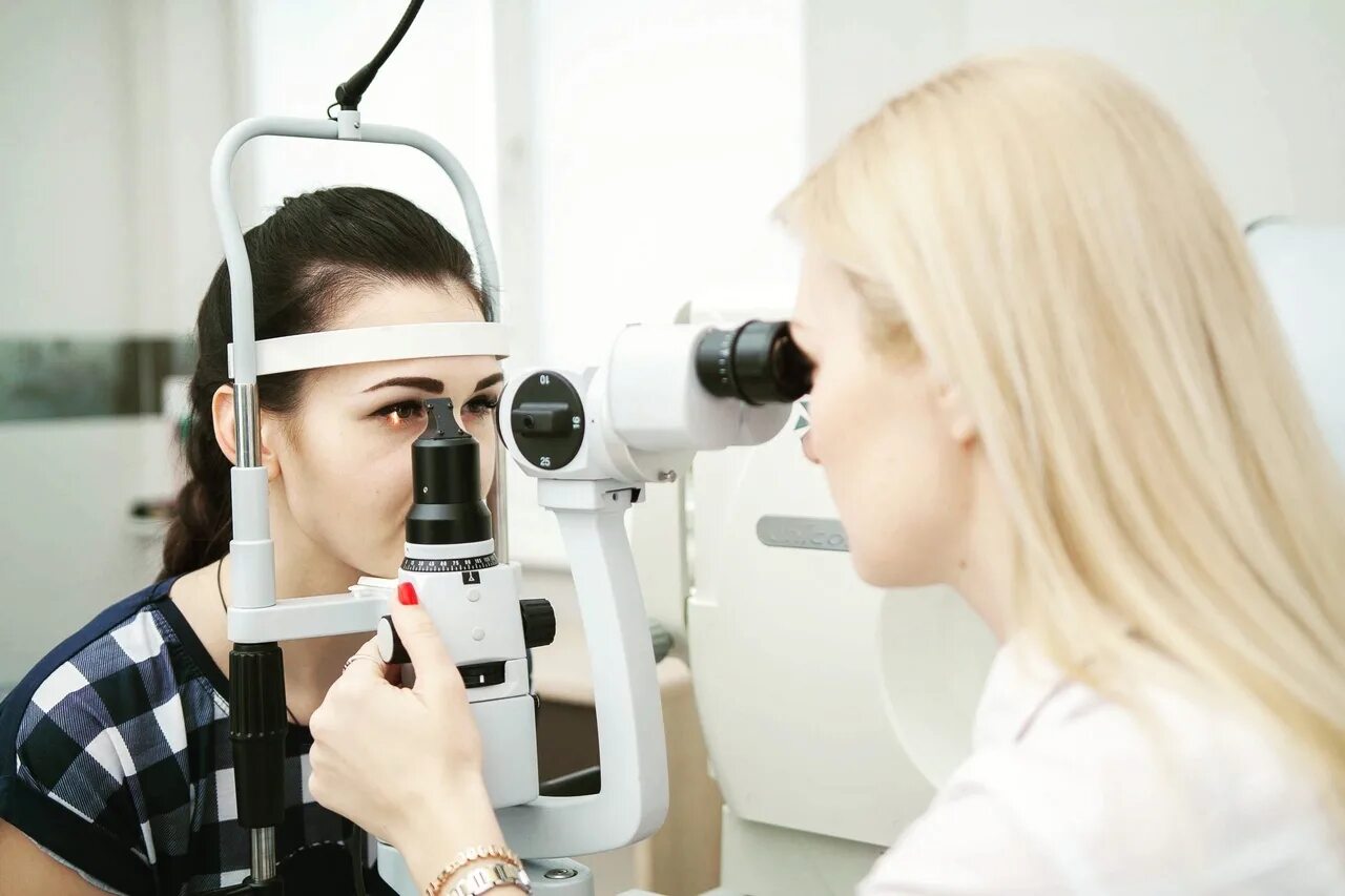 Окулист. Аппарат окулиста. Фотосессия врача офтальмолога. Офтальмолог профессия. Доктор офтальмолог.