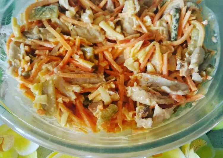 салат лисичка с корейской морковкой. салат лисичка с корейской морковкой и грибами. салат с куриной печенью и морковью по-корейски. салат лисичка с корейской морковкой и курицей. салат лисичка с корейской морковкой.