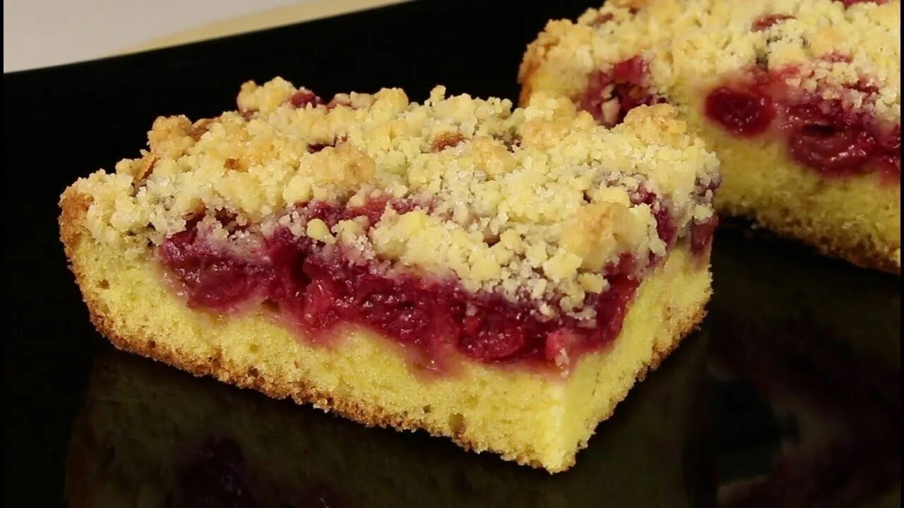 Пирок с вишней бескаит. Пирог с вишней. Французский клафути с вишней. Пирог из вишни. Рецепт классического пирога с вишней.