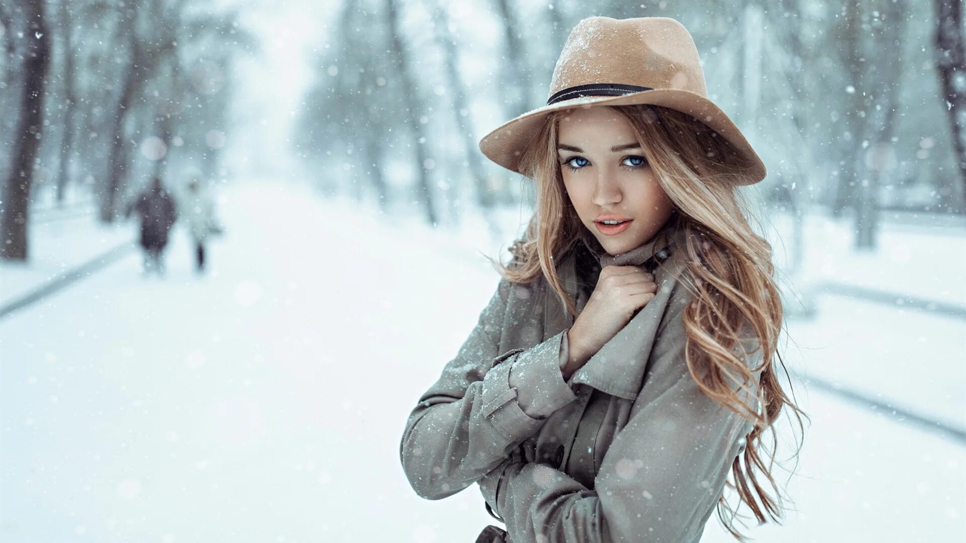 Холодная красивая девушка. Девушка зима. Девушка зимой. Зимняя фотосессия.