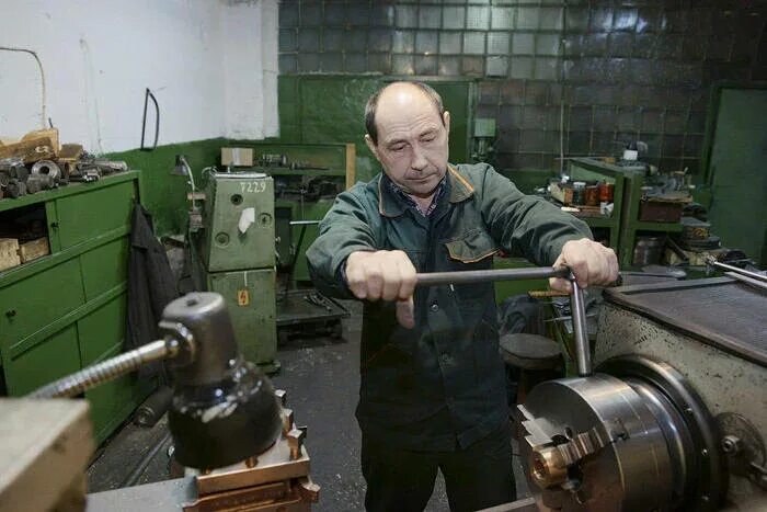 Слесарь токарь сварщик. Слесарь токарь сварщик. Слесарь металлоконструкций. Слесарь сварка. Рабочий шлифовальщик.