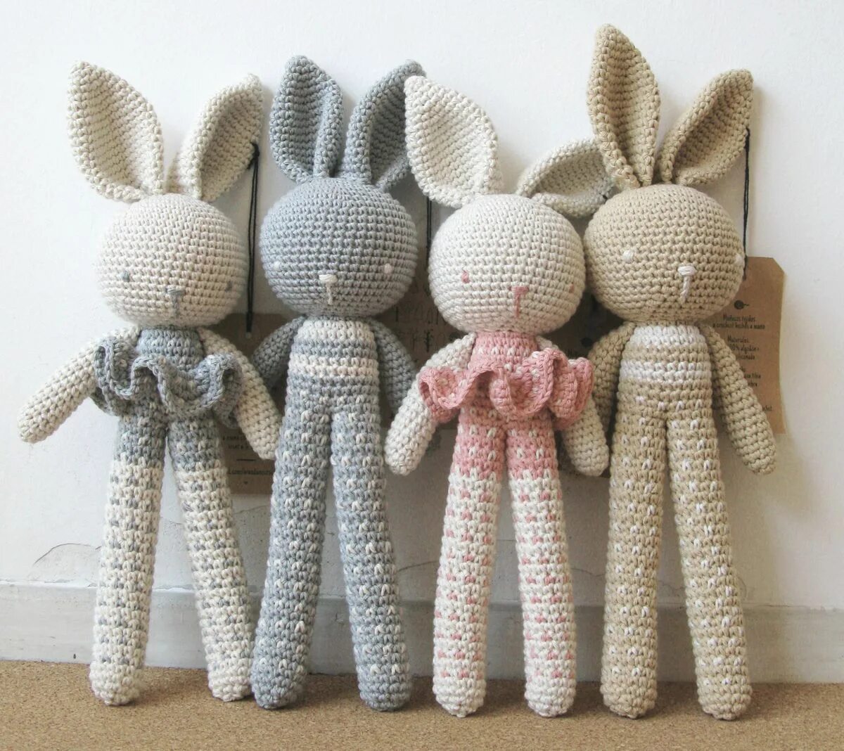 Длинноногие игрушки. Игрушки крючком. популярные вязаные игрушки. игрушки амигуруми с длинными ногами. вязаные игрушки с длинными ногами.