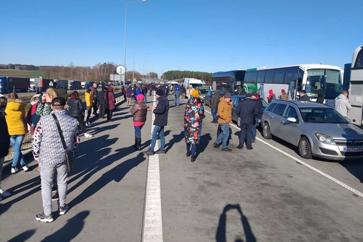 Выезд в польшу. Очереди на границе с Украиной. Польско-украинская граница. Очереди у украинских таможне. Очередь на украинско-польской границе.