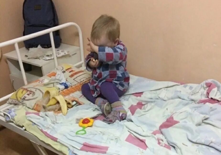 Брошенные дети картинки. Ребенок ждет маму. Ребенок ждет маму. Слезы сироты. Мама которая бросила ребенка.