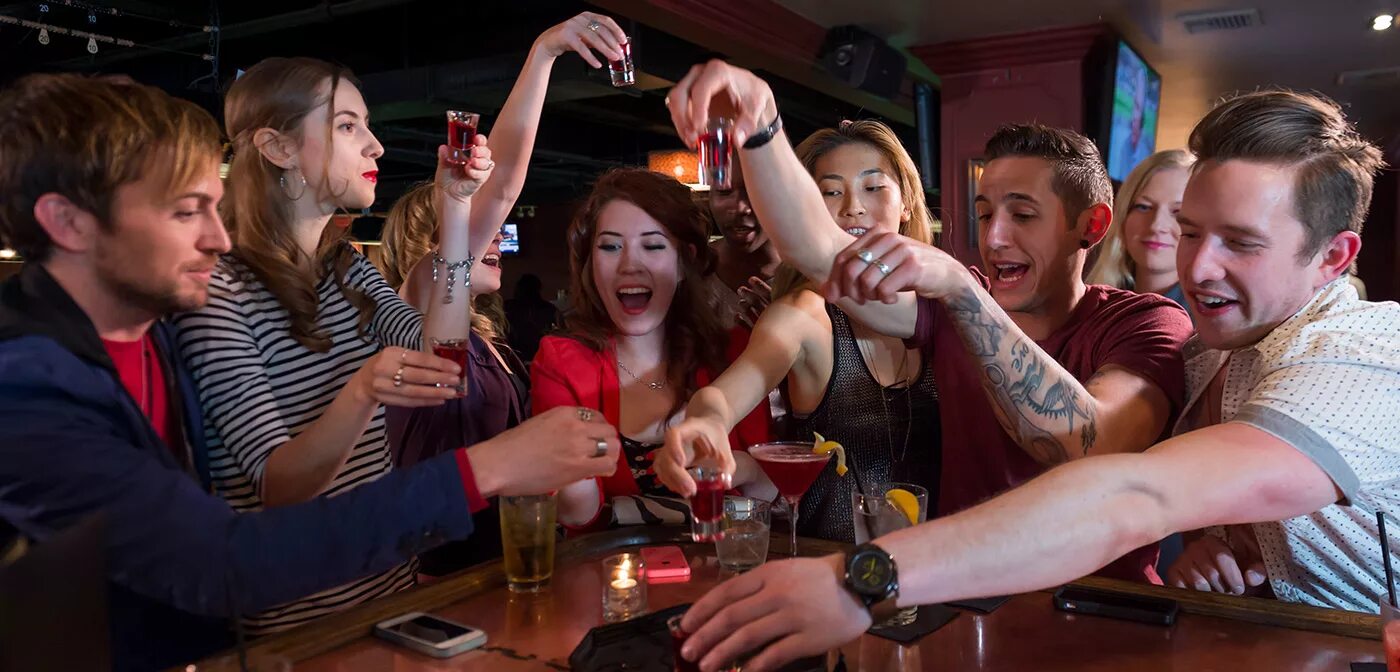 Бар компания. Бар компания. Бар компания. Люди в пабе. Веселые люди в баре.