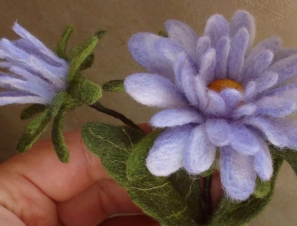 Мокрое валяние цветок. Валенных мак. Валяние нуно войлок цветы. Валяные броши цветы. Войлочные цветы.