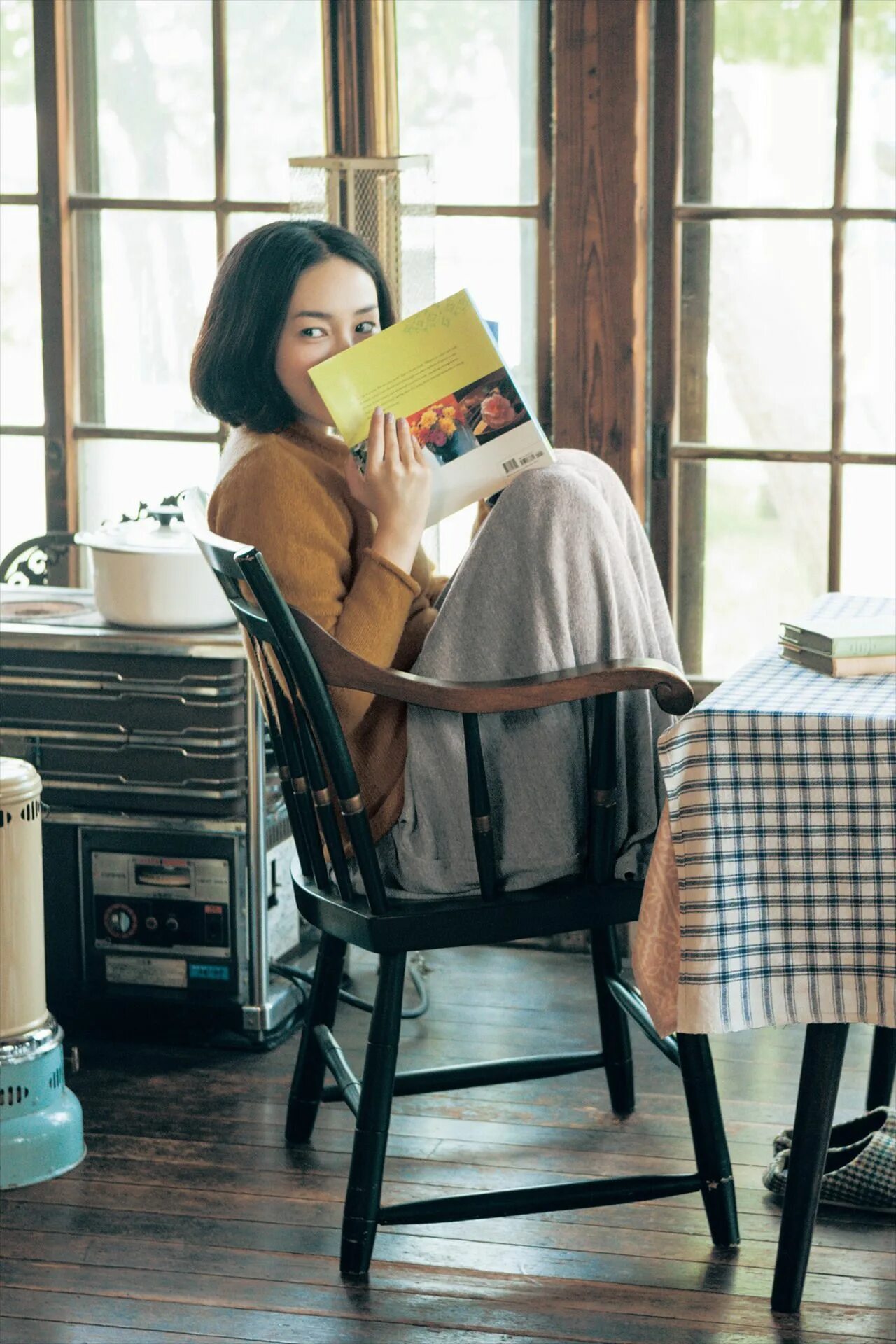 She reads magazines. Девушка читает журнал. Девушка читает дневник. Девушка читает Бродского. Девочка читает журнал.