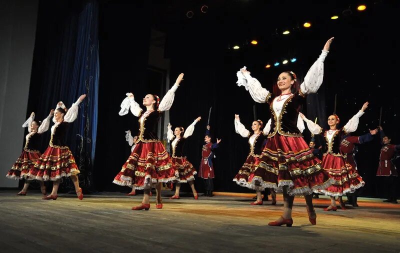 кубанский казачий ансамбль костюмы. казачьи танцы девушек. кубанская казачья вольница. казачий танцевальный костюм. казачий костюм для танца.