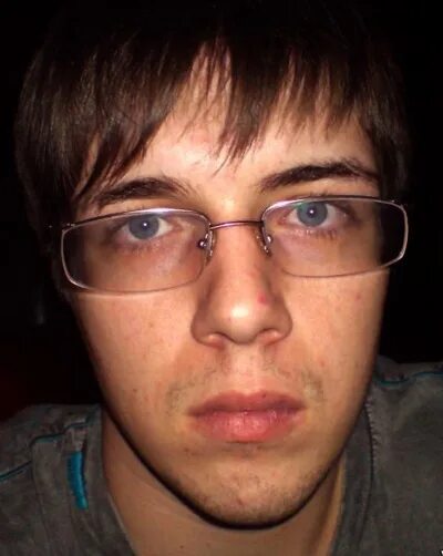 Очкастый пацан. Прикольные очки. Прыщавый парень в очках. Ютубер red21. Мальчик ботаник в очках.