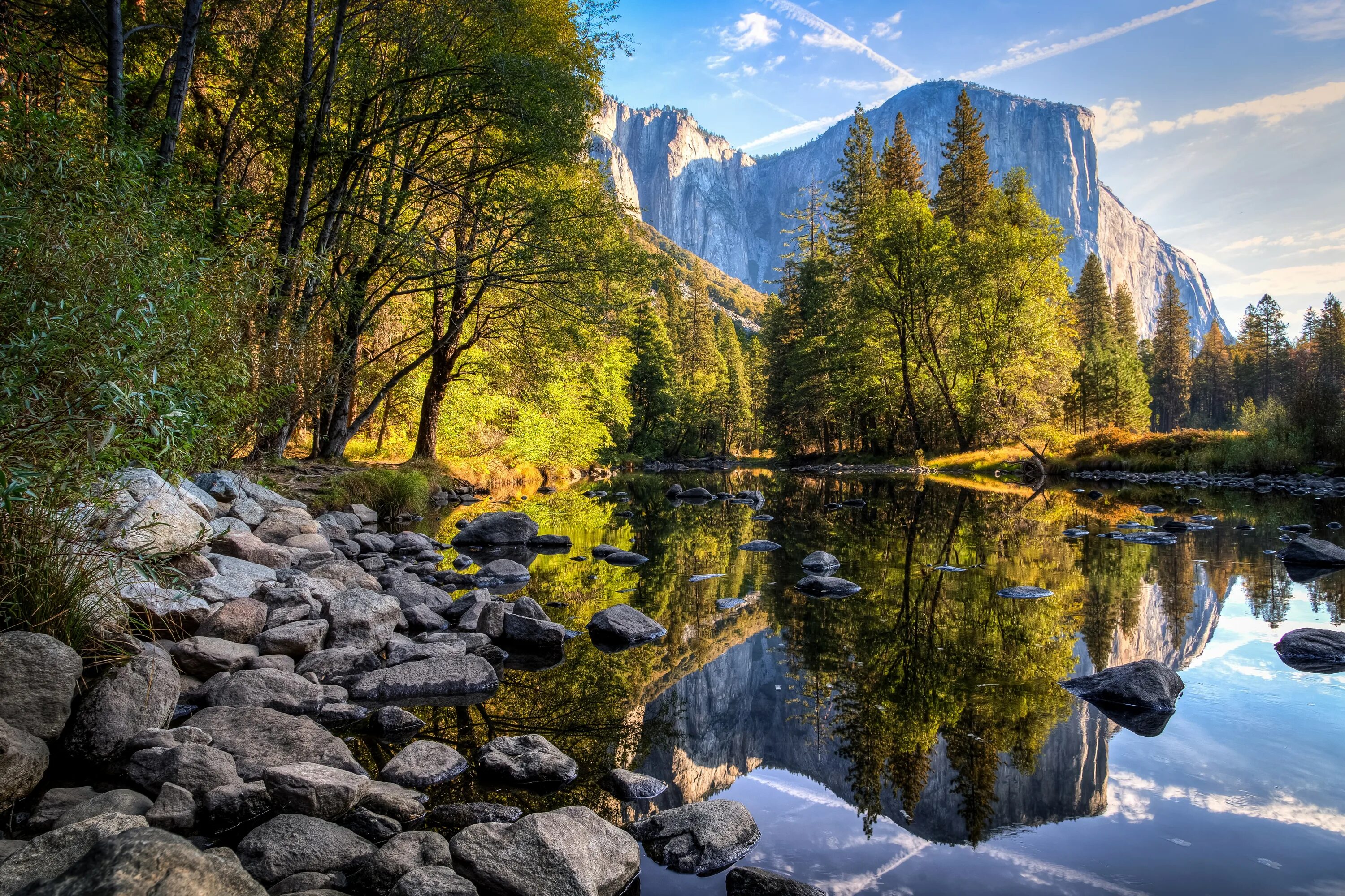 Природа обновилась. Национальный парк Йосемити Калифорния США. Горы озеро Yosemite National Park. Река Мерсед, Йосемити, США.. Йосемити национальный парк осенью.