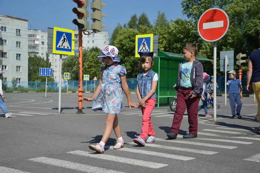 Дети на дороге. Дороги для детей. Дети на дороге летом. Лето дорога дети.