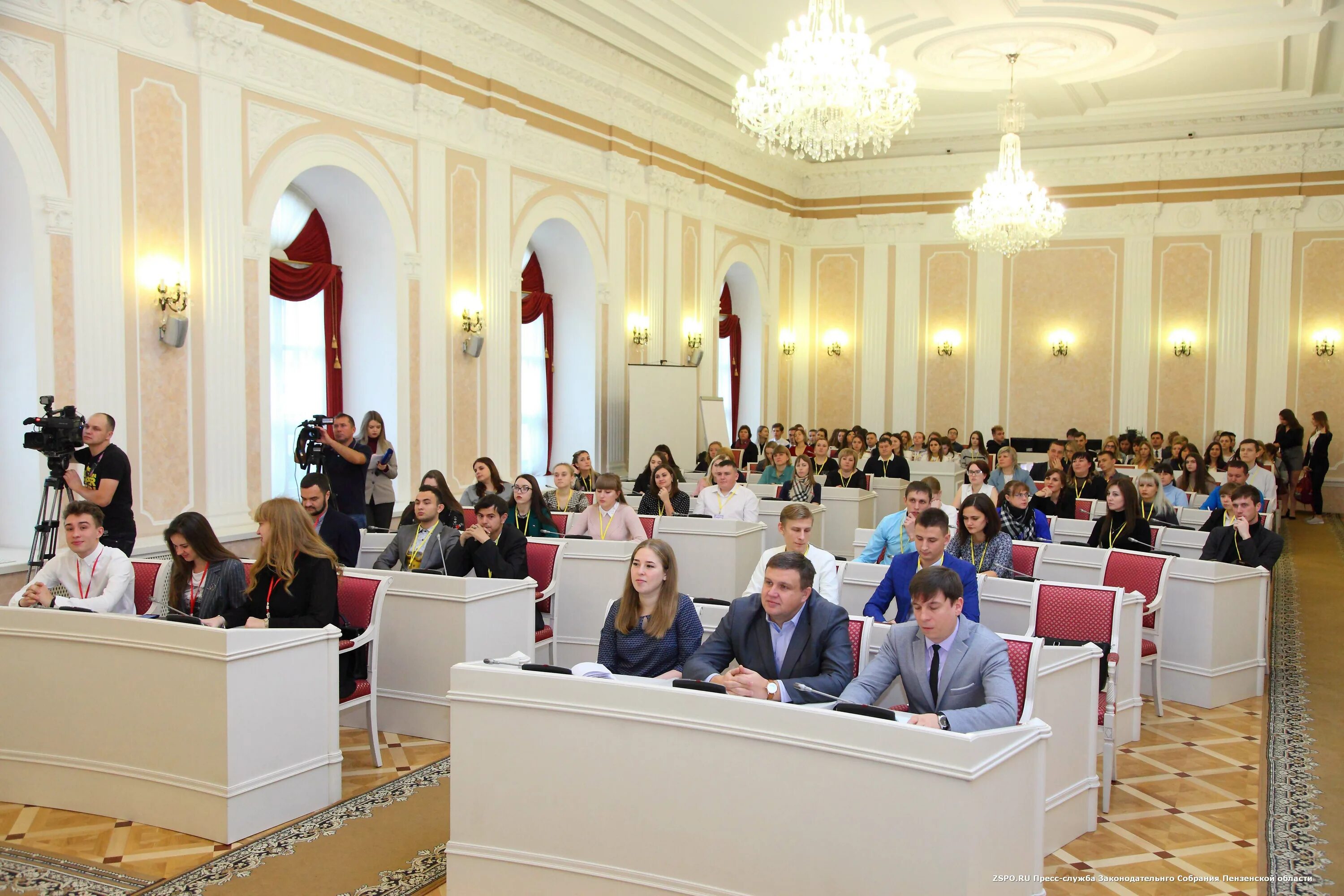 Сайт заксобрания пензенской. Законодательное собрание Пенза. Молодежный парламент Пензенской области. ЗАКС заседания в Пензе. Малый зал Законодательного собрания Пензенской области.