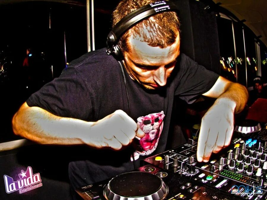 диджейский пульт. Dj s. Dj p4ёl. диджей фанк. бородатые братья близнецы диджеи.