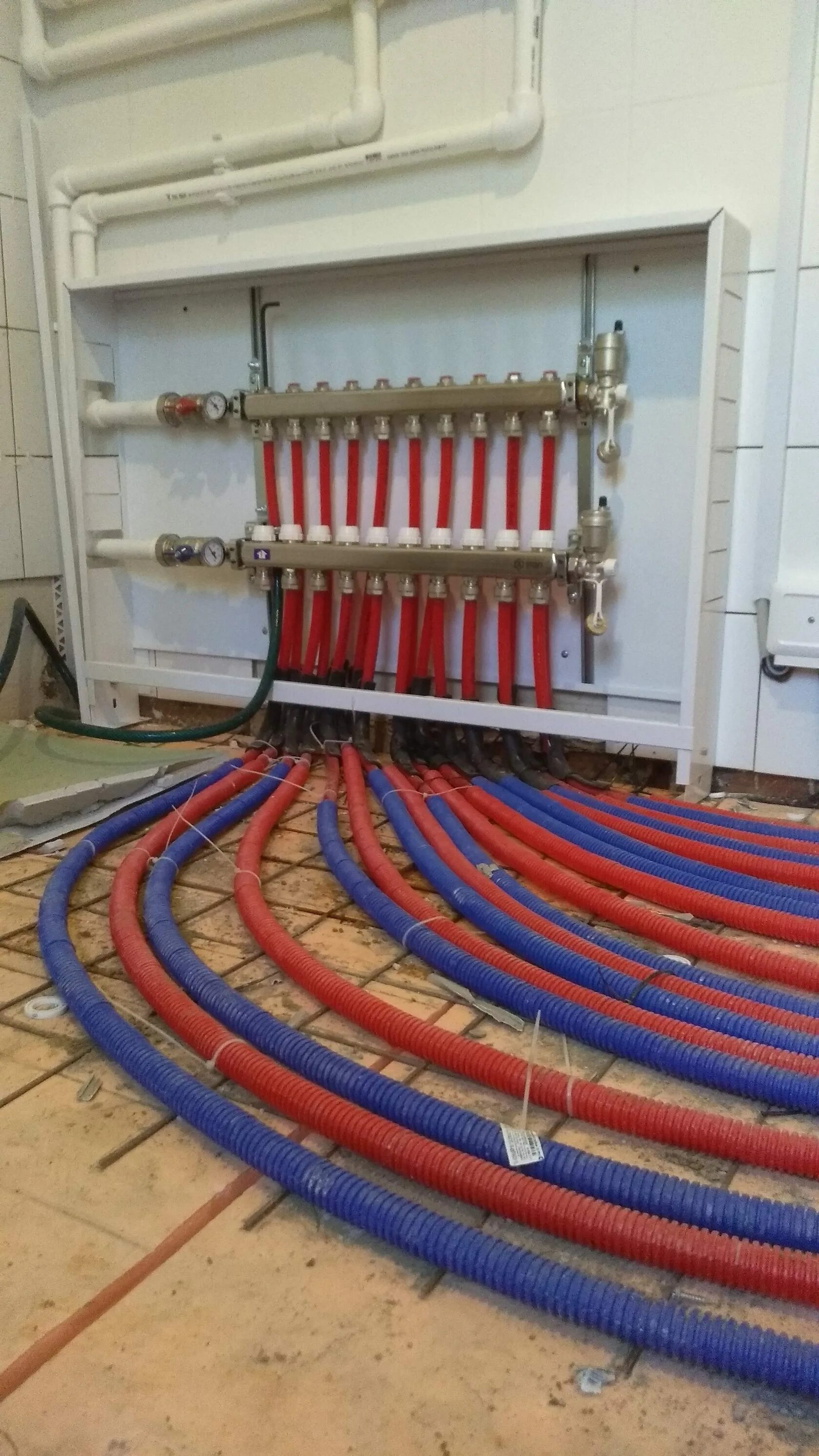 Своими руками сшитый полиэтилен. Монтаж сшитого полиэтилена рехау. Отопление из сшитого полиэтилена в частном доме. Монтаж сшитого полиэтилена. Своими руками сшитый полиэтилен.