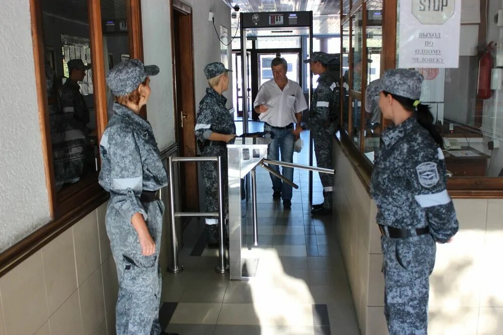 Служба охраны. Охранник в керчи. В кемерово побили охранника дубинкой 10 апреля. Охранник в керчи. Вневедомственная охрана керчь.