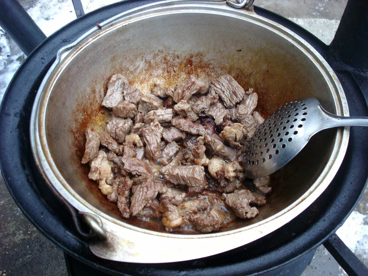 Мясо в казане на газу. Далма в казане на костре. мясо в чугунке на костре. мясо в казане. крылышки в казане на костре.