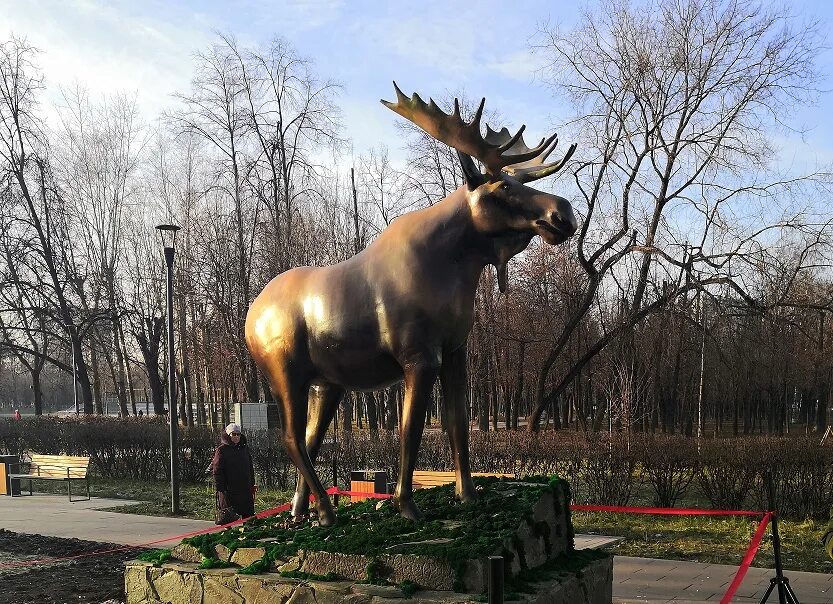 Лосиные парки в москве. Парк Торфянка - Лось. Парк Лосиный остров статуя лося. Лось в Лосиноостровском районе. Лосиноостровский район парк.