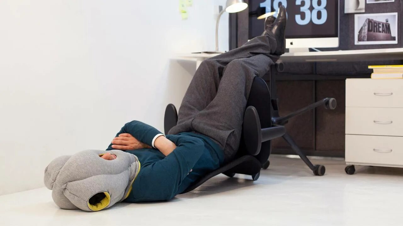 Подушка для коленей. Дети складывают одежду на стульчик в саду. Спит на столе. Человек уснул в кресле. Подушка для сна в офисе.