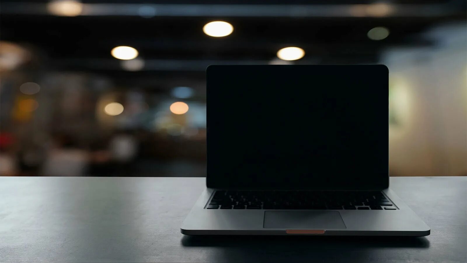 Черный экран на ноутбуке. Ноутбук с ченрымэкраном. Черный монитор. Стол для ноутбука.