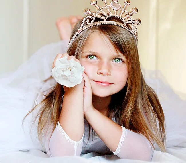 королева каждая маленькая. королева каждая маленькая. девочка принцесса. королева каждая маленькая. красивая малышка.