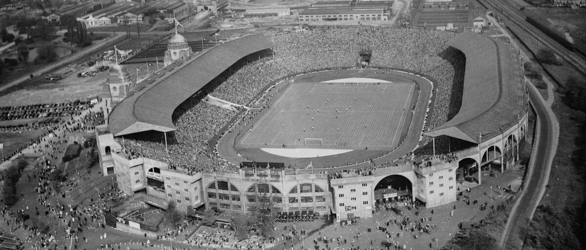 Стадион уэмбли старый. Стадион Уэмбли 1923 год. Уэмбли стадион старый. Уэмбли 1948. Стадион Уэмбли 1966 года.