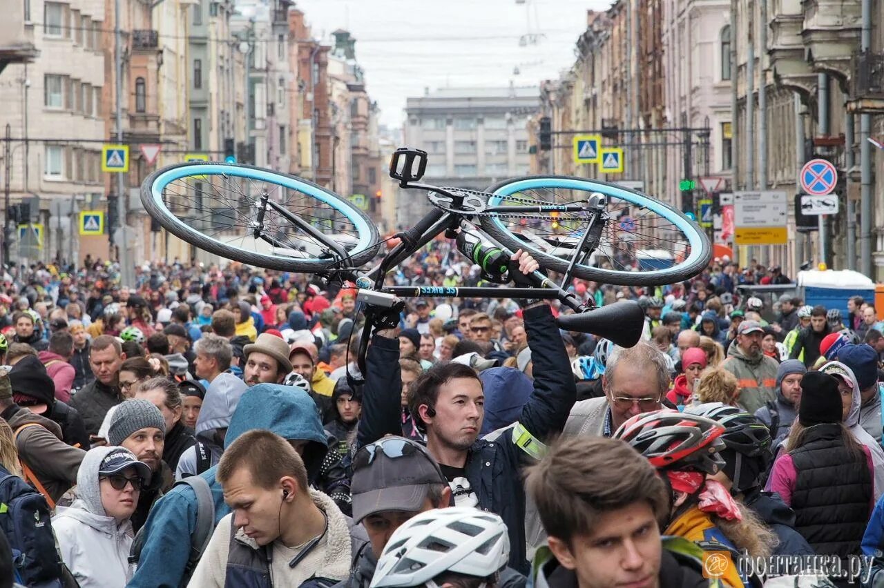 Сколько людей в спб 2024. Санкт-Петербург много людей. Жители СПБ. Питер велик. Много народу в Питере.