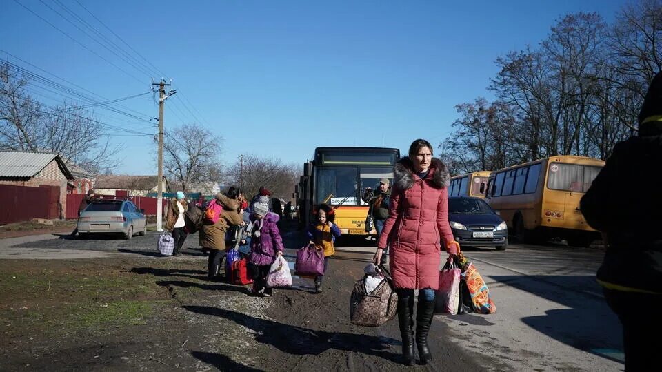 Последние новости 1 февраля. Русские беженцы. Беженцы из Украины в Россию. Фото беженцев из Донбасса.