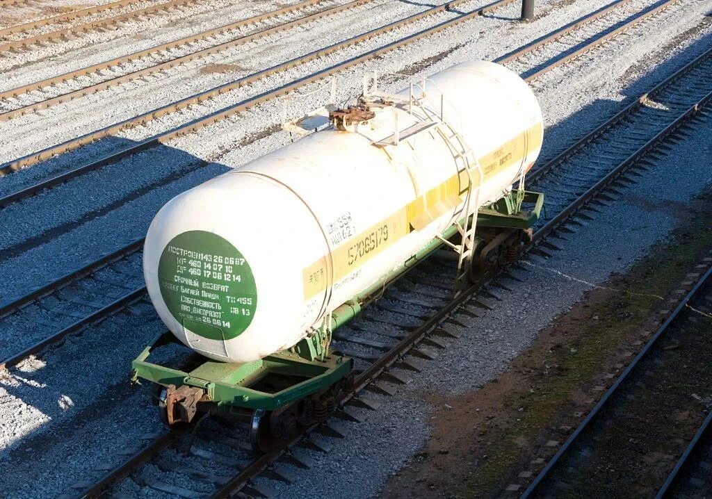 Жд цистерна соляная кислота. Цистерна для соляной кислоты модель 15-1230. Вагон цистерна 1230 соляная кислота. Цистерна жд с соляной кислотой. Ржавая цистерна сургутнефтегаз.