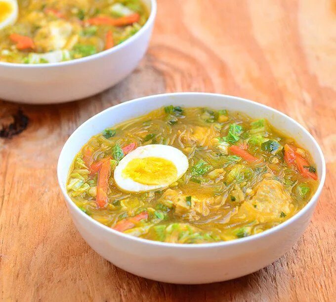 Лапша с бульоном и яйцом. Куриный суп с яйцом. суп лапша с яйцом. куриный суп с лапшой и яйцом. куриный бульон с лапшой и яйцом.