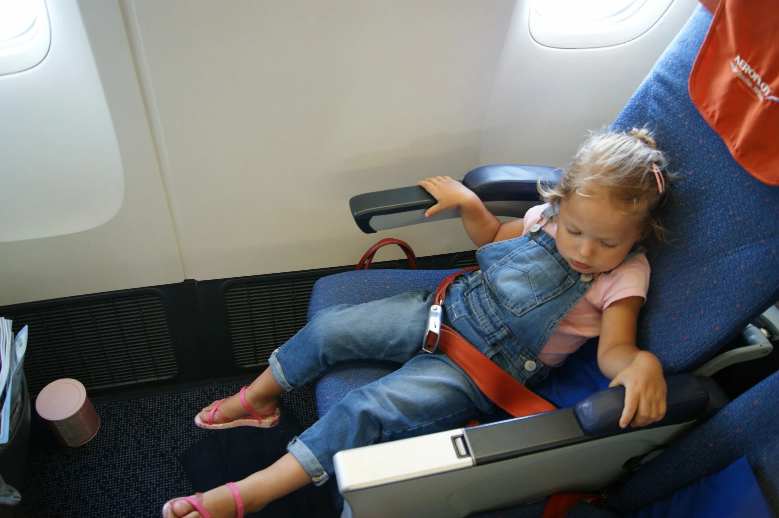 Аэрофлот места для младенцев. Детское кресло в самолете Аэрофлот. Развлечение детей в самолете Аэрофлот. Места для инвалидов в самолете Аэрофлот.