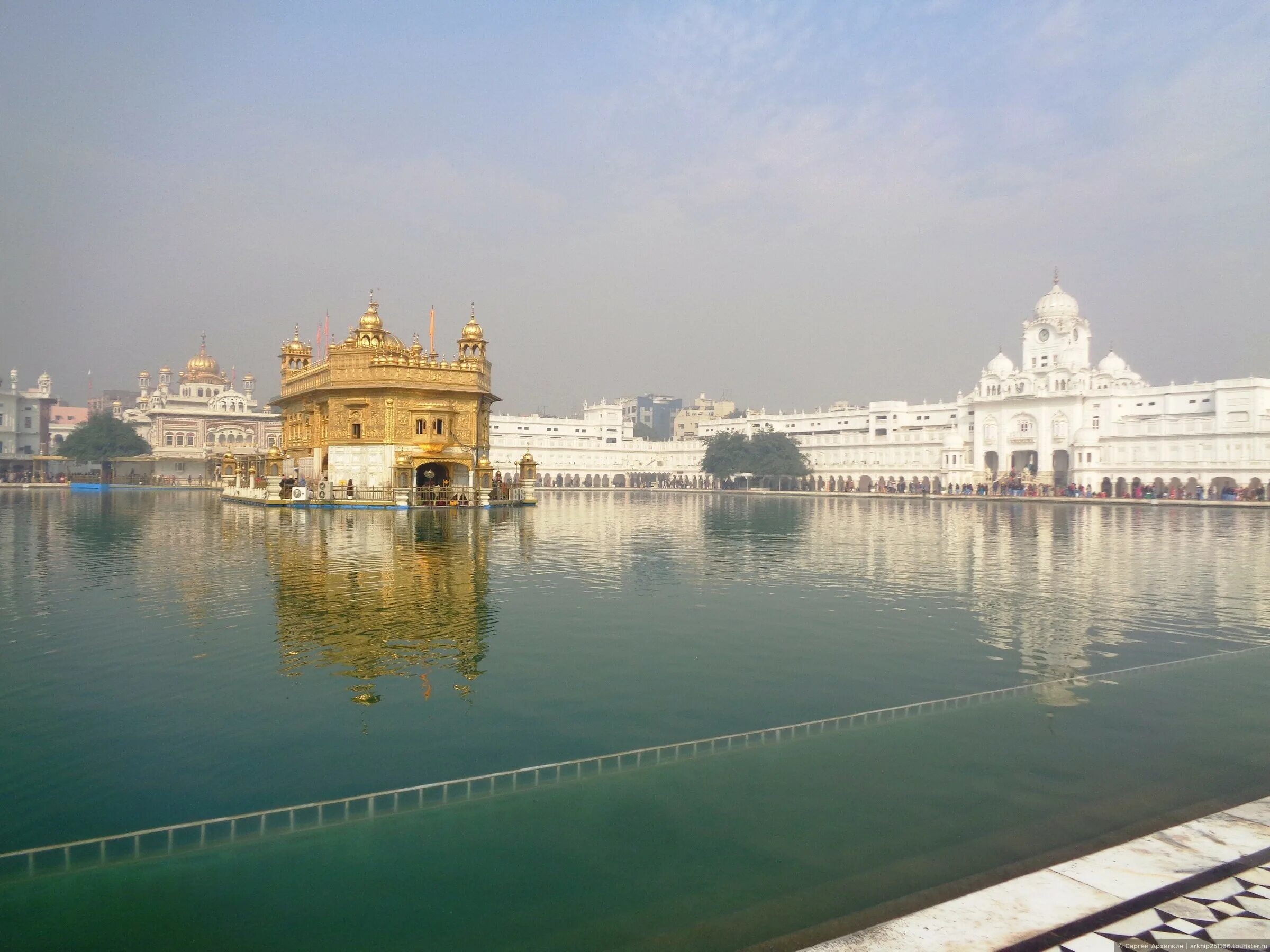 Золотой храм в амритсаре панорама. Бассейн золотого храма в индии. Достромичательности индии. Золотой храм амритсар 1920 1080. Пенджаб древний.