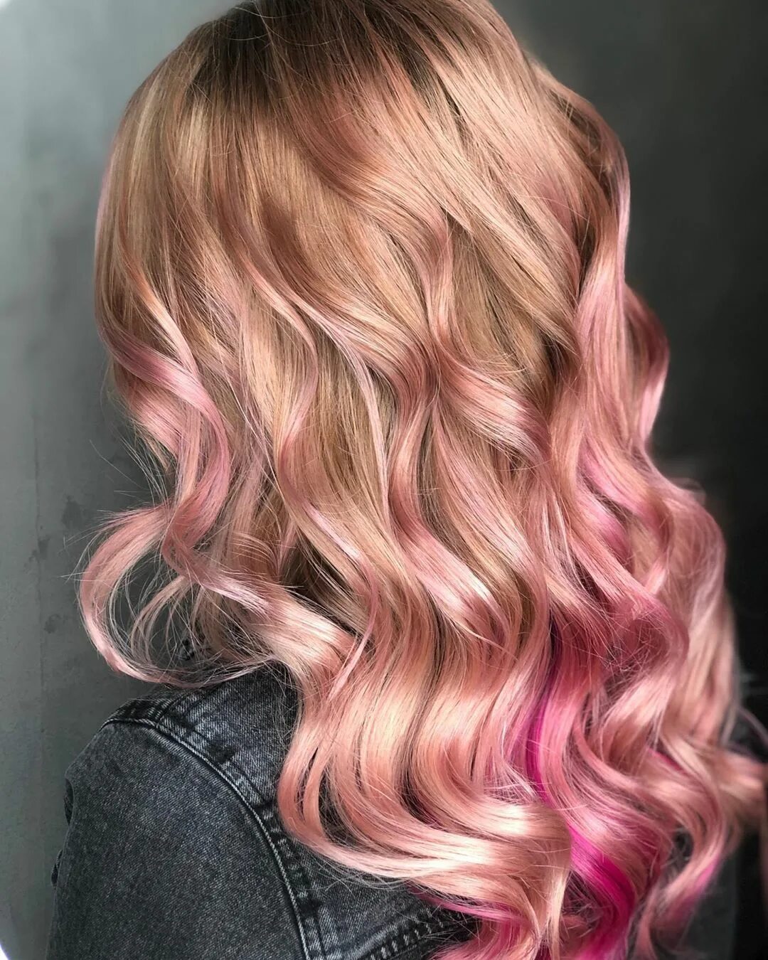 Розовое мелирование. Розовое мелирование на русые волосы. Русые волосы с розовым оттенком. Розовое мелирование на русые.