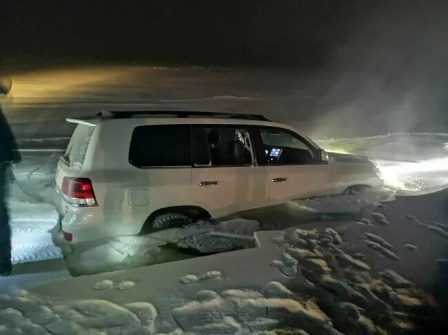 По трассе топим 200. Toyota land cruiser prado утопленник. Мерседес в грязи. По трассе топим 200. Утопили бтр.