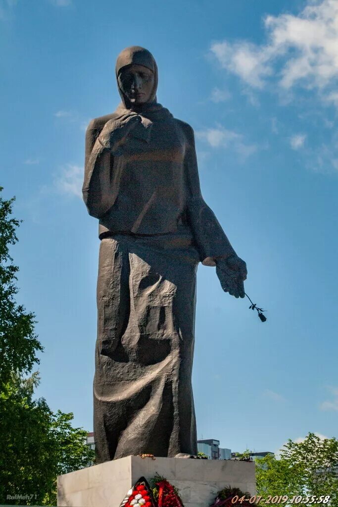 Скорбящая мать памятник пермь разгуляй. Памятник скорбящей матери пермь. Скорбящая пермь. Памятник скорбящей матери пермь. Воинское кладбище скорбящая мать пермь.