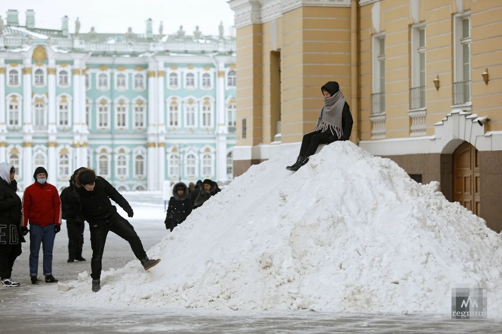 Питер снег Дворцовая площадь. Дворцовая площадь в Санкт-Петербурге зимой 2022 ггрка. Снег на Дворцовой площади. Много снега в Санкт-Петербурге. Петербург 27 февраля 2024 года