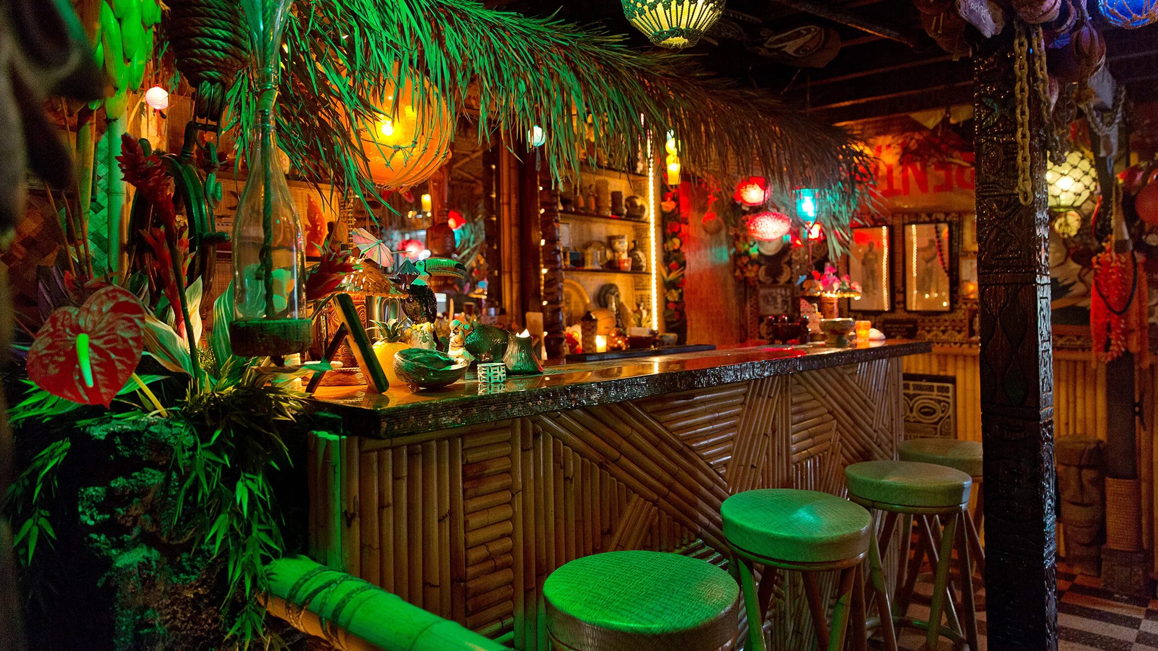 Ресторан развлечение. Гавайи: бар Tiki-Bar. Гавайский бар в Москве. Тики бар Гавайи. Бар Тики бар улица садов.