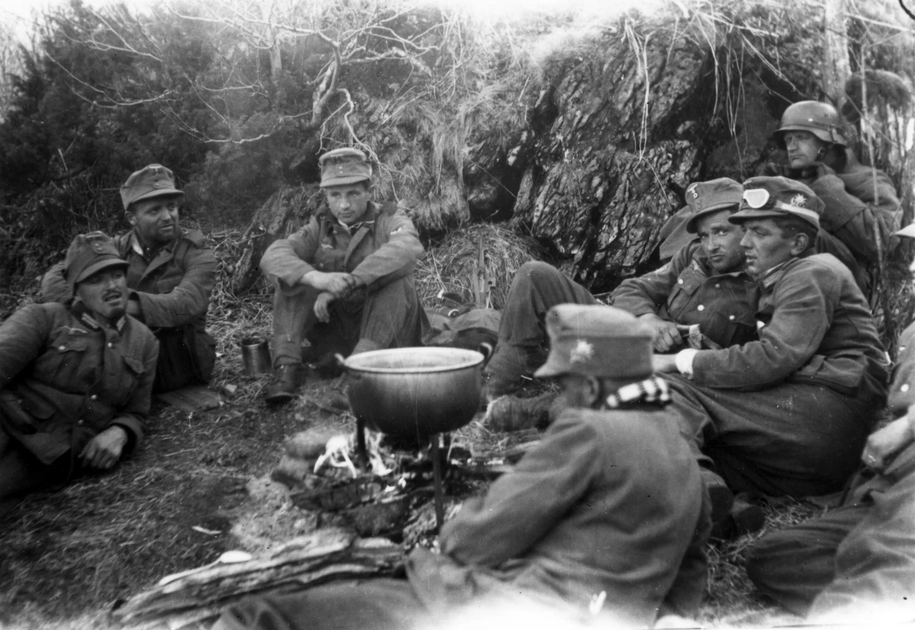 Бойцы у костра. Солдатский костер. Партизанский котелок иоффе 1942. Солдатский костер. Партизанский котелок иоффе 1942.