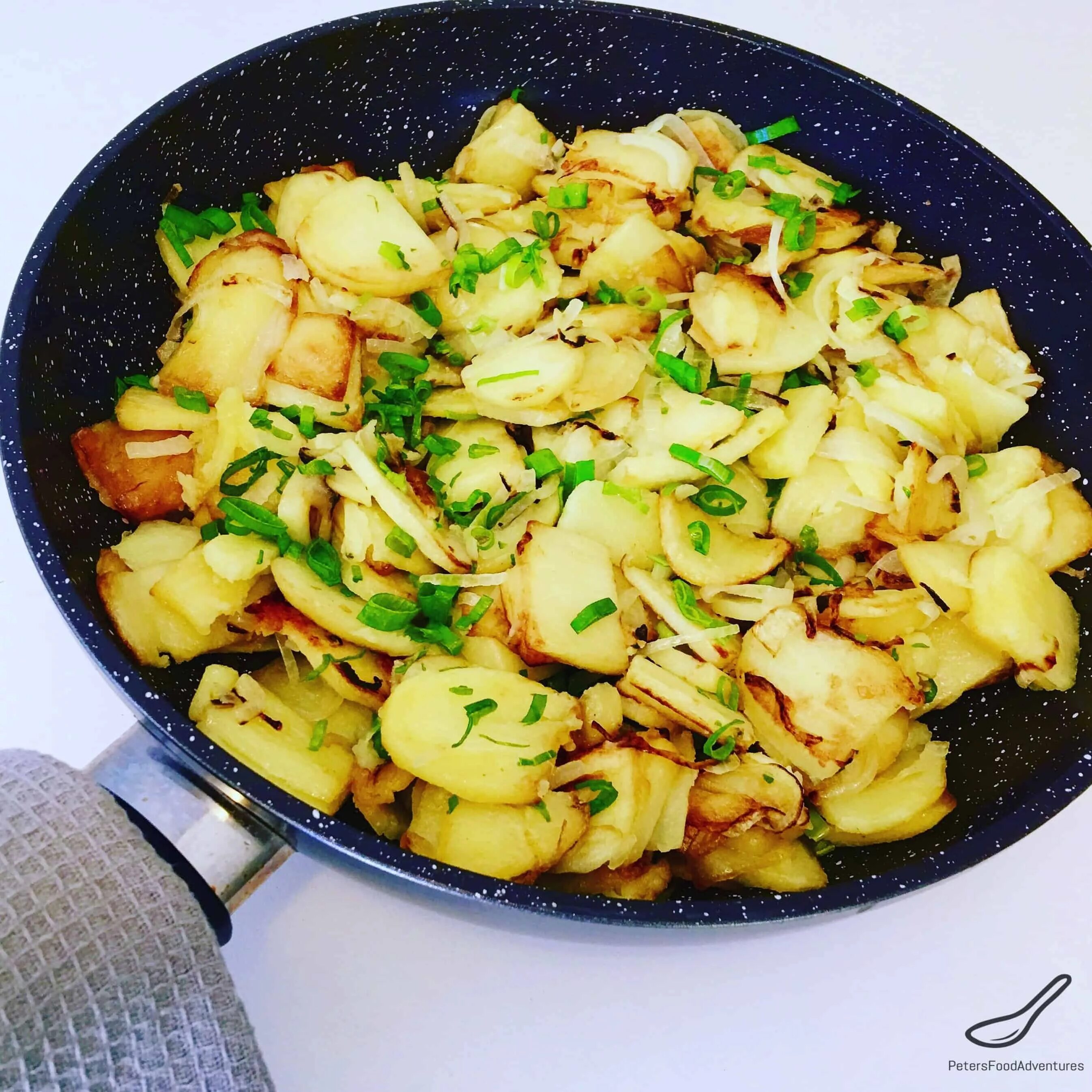 Жареная картошка. Жареная картошка с луком. Сковородка с картошкой. Жареная картошка на сковороде