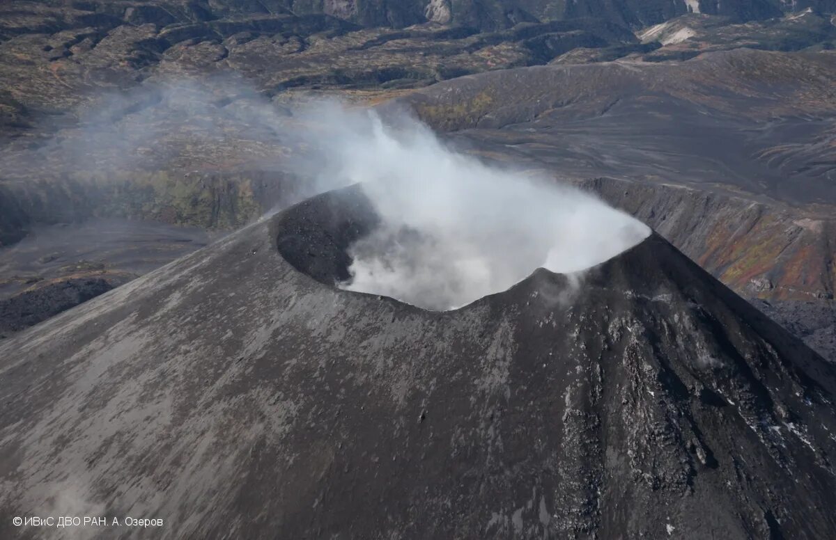 При извержении вулкана выделяется газ. Вулкан пинатубо. При извержении вулкана выделяется газ. Последствия извержения вулканов. Газообразные продукты извержения вулканов.
